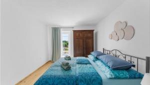 1 Schlafzimmer mit 2 Betten und blauer Bettwäsche in der Unterkunft Villa Saini with Sea View in Dajla