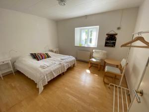 Sostrup Slot في Gjerrild: غرفة نوم بسرير وطاولة وكرسي
