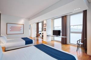 a hotel room with a bed and a television at Hotel Plaza in Mestre