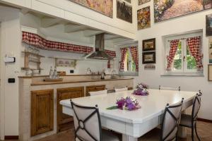 A kitchen or kitchenette at La Cucchetta