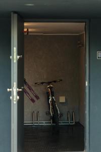 una bicicletta parcheggiata in una stanza con porta di Campo Resort a Duszniki Zdrój