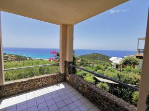 ein Balkon mit Meerblick in der Unterkunft Casa Vacanze Mari Pintau in Geremèas + 24 Fotos