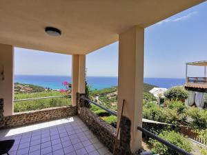 ein Balkon mit Meerblick in der Unterkunft Casa Vacanze Mari Pintau in Geremèas