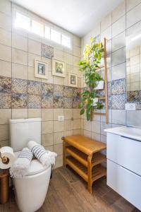 ラ・オロタバにあるHome2Book Finca La Golosa 3 Cozy Studio, Terraceのバスルーム(トイレ、洗面台付)
