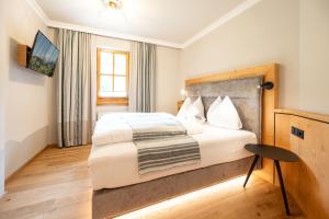 Posteľ alebo postele v izbe v ubytovaní Übergossene Alm Resort