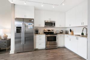 Dapur atau dapur kecil di Magnificent Condo near Local Favorite Spots