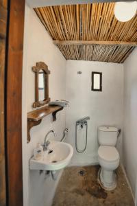 y baño con aseo y lavamanos. en AKTI ARGO, en Palaiokastro
