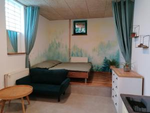 ein kleines Zimmer mit einem Bett und einem Sofa in der Unterkunft Jizerský Spirit in Jablonec nad Nisou