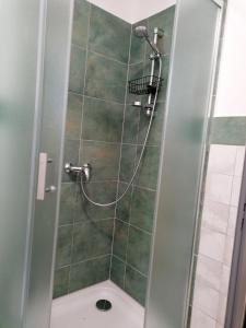 La salle de bains est pourvue d'une douche avec une porte en verre. dans l'établissement Jizerský Spirit, à Jablonec nad Nisou