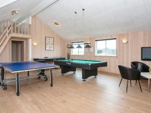 Habitación con 2 mesas de ping pong y sillas en 22 person holiday home in Harbo re, en Harboør