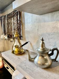 un hervidor de agua y una lámpara en un mostrador en Best Located RUBY Luxury Escape, en Kalamata