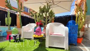 A seating area at Z&Olé