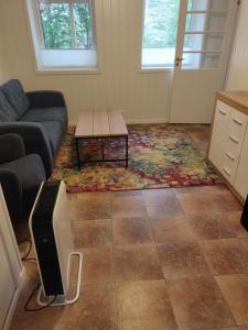 un soggiorno con divano e tavolo di Apartment at Lofoten. Mølnarodden. a Sund