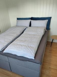 เตียงในห้องที่ Apartment at Lofoten. Mølnarodden.