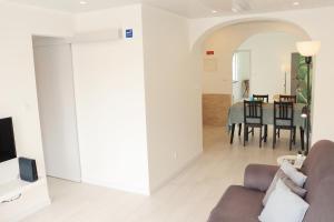 奧爾塔的住宿－Casa do Bairro，客厅配有沙发和桌子