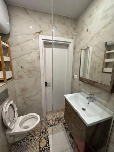 een badkamer met een toilet en een wastafel bij Arkadia Saranda in Sarandë