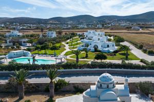 uma vista aérea de uma villa com um resort em Angels Villas - Prime Concept em Naousa