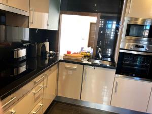 Kuchyňa alebo kuchynka v ubytovaní Bahía Boutique Apartments