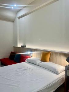 1 dormitorio con 1 cama y 1 sofá rojo en Beauty Chen's House, en Tianwei
