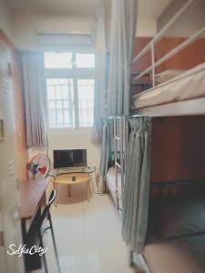 um pequeno quarto com uma cama e uma secretária em Beauty Chen's House em Tianwei