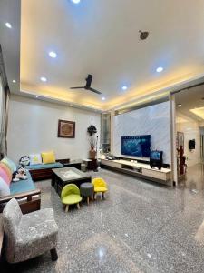 uma grande sala de estar com uma televisão de ecrã grande em Beauty Chen's House em Tianwei