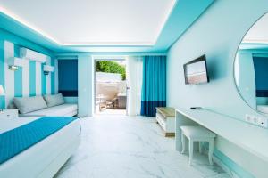TV a/nebo společenská místnost v ubytování Agios Gordios Beach Resort