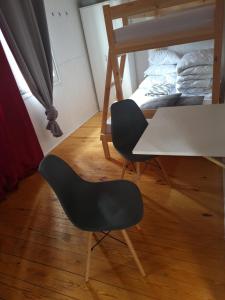 escritorio y silla en una habitación con cama en Domek Wakacyjny Patrycja 47, en Głębokie