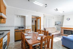Geranio في Caserío Bacarot: مطبخ وغرفة طعام مع طاولة وكراسي