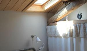 La salle de bains est pourvue d'un rideau de douche et d'une fenêtre. dans l'établissement AU MAS D'EMMA, à Bourg-Saint-Andéol