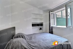 um quarto com uma cama e uma janela em Studio au pied du massif em Marselha