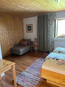 - un salon avec un canapé et un lit dans l'établissement Apartment Hochsteinalm, à Traunkirchen