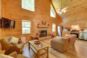 Dapur atau dapur kecil di Secluded Cross Creek Cabin with Deck and Fire Pit!