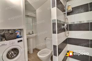 uma casa de banho com um WC e um chuveiro em Studio au pied du massif em Marselha