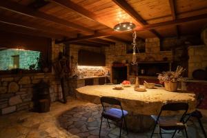 eine Küche mit einem Tisch und Stühlen im Zimmer in der Unterkunft Olive Stone Villa 