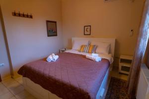 ein Schlafzimmer mit einem Bett mit Handtüchern darauf in der Unterkunft Olive Stone Villa 