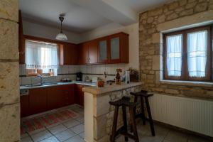 Η κουζίνα ή μικρή κουζίνα στο Olive Stone Villa +35 φωτογραφίες