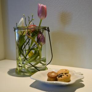 a plate of cookies next to a vase with flowers at bio B&B boïzca in Exmorra +13 photos