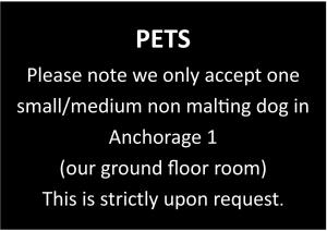 uma caixa de texto com as palavras animais de estimação, por favor note que só aceitamos uma pequena média não em Anchorage em Poole