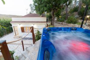 um escorrega azul em frente a uma casa em SILOM HOUSE em Sant Pere de Ribes