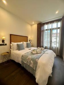 Un dormitorio con una cama grande con una ventana grande. en CLAREN´S BOUTIQUE ROOMS, en Cangas del Narcea 25 fotos más