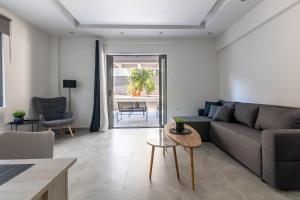 uma sala de estar com um sofá e uma mesa em Greyt Apartments Glyfada em Atenas