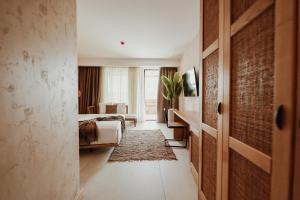 un couloir d'une chambre d'hôtel avec une chambre dans l'établissement Lost Seaside Hotel, à Saranda