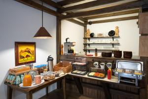 - une cuisine avec une table et de la nourriture dans l'établissement Penzion pod Oblazom, à Terchová