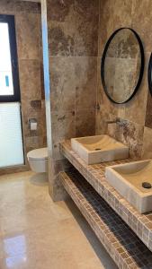 Phòng tắm tại Family Vacation Villa Rezevici