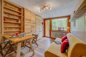 Ruang duduk di Studio Abete Rosso 500m From Ski - Happy Rentals