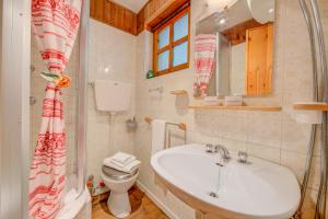 Bilik mandi di Studio Abete Rosso 500m From Ski - Happy Rentals