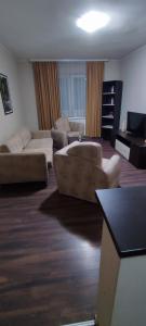 un soggiorno con 2 divani e una TV di Apartmani AMB STIL a Bor