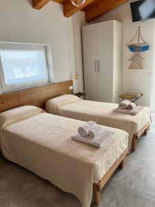 a bedroom with two beds with towels on them at Agriturismo da Natalino in Ceggia