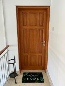 una puerta de madera con una alfombra de bienvenida en el suelo en Home sweet home, en Poreč