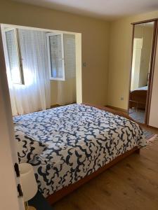 1 dormitorio con 1 cama con manta azul y blanca en Home sweet home, en Poreč